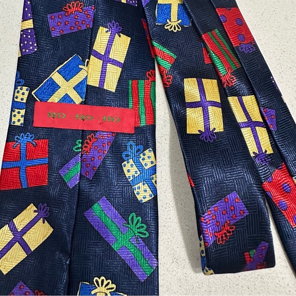 Novelty Christmas tie in guc - Picture 2 of 7